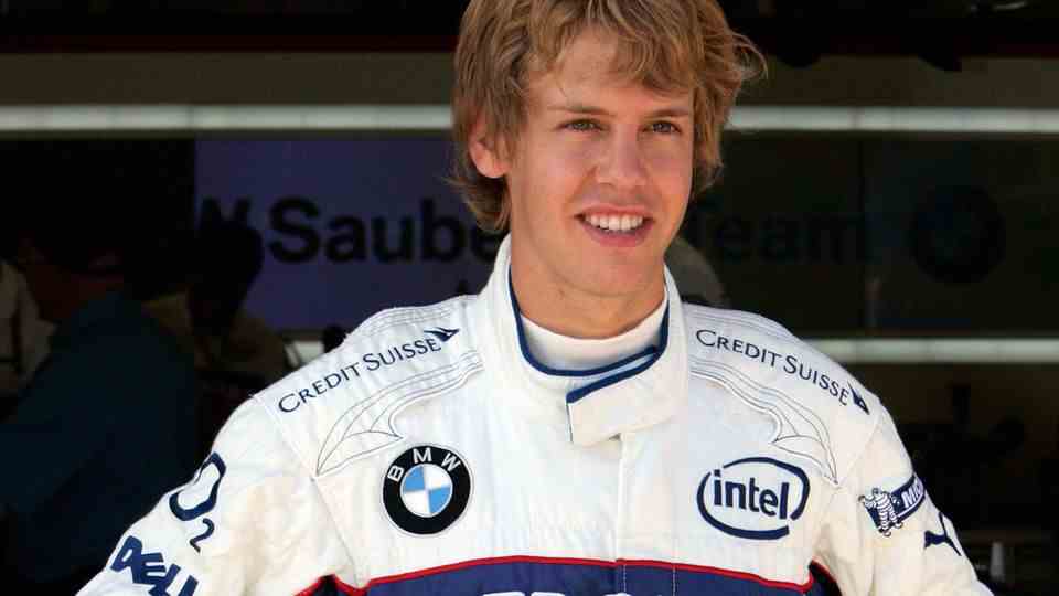 The then BMW-Sauber test driver Sebastian Vettel poses for photographers in August 2006. On June 17, 2007, the Hessian celebrates his Formula 1 debut and scores his first World Championship points as a substitute driver for Robert Kubica with 8th place in Indianapolis