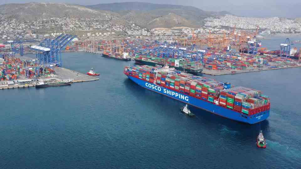Geopolitical ports for Russia, China and Co.: Cosco Ship docks in the port of Piraeus in Greece