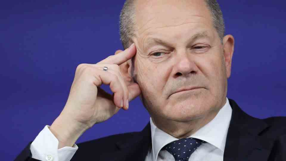 Olaf Scholz supports his head