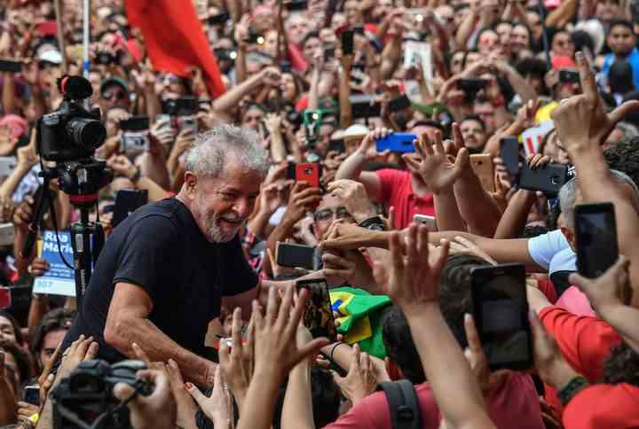 L'ancien président Lula, libéré de prison, lors d'un rassemblement de soutien à l'extérieur du siège du syndicat des métallurgistes à Sao Bernardo do Campo (Brésil), le 9 novembre 2019.&nbsp; (NELSON ALMEIDA / AFP)