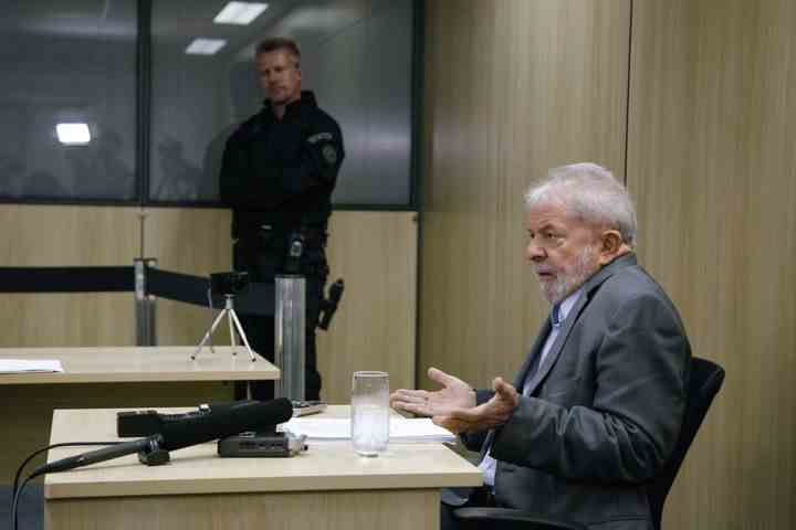 Lula, incarcéré après&nbsp;avoir été condamné pour corruption, donne une interview aux journaux "El Pais" et "Folha de Sao Paulo" au siège de la police fédérale à Curitiba (Brésil), le 26 avril 2019.&nbsp; (ISABELLA  LANAVE / EL PAIS / AFP)