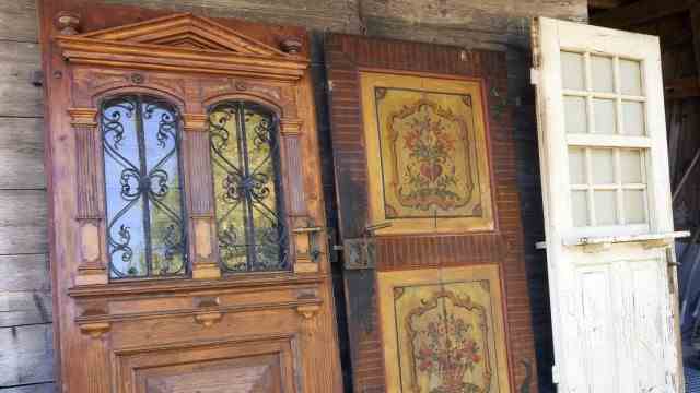 Unusual hobby: The neoclassical door (left) comes from a farm in Beuerberg;  the bright door (right) from the former Berggeist inn in Penzberg.