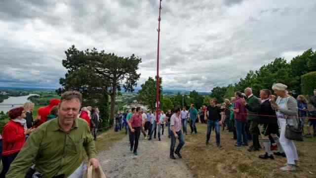 Tradition and customs: As a vow from 1492 stipulates, pilgrims carry a 13-metre-long spruce trunk wrapped in red wax from Holzkirchen, 75 kilometers away, to the pilgrimage church on the Bogenberg.