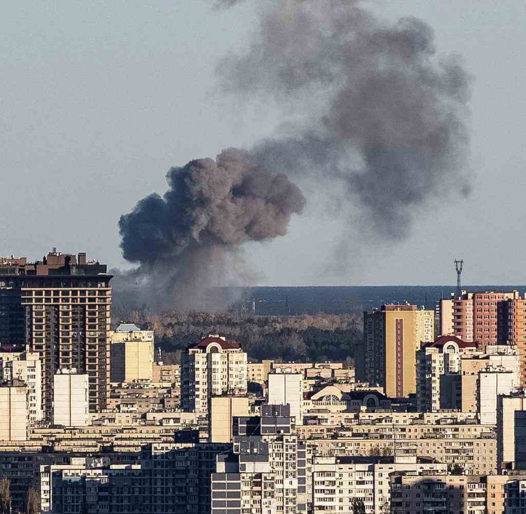 Rauch steigt am Montag nach einem russischen Angriff aus einem Vorort von Kiew auf
