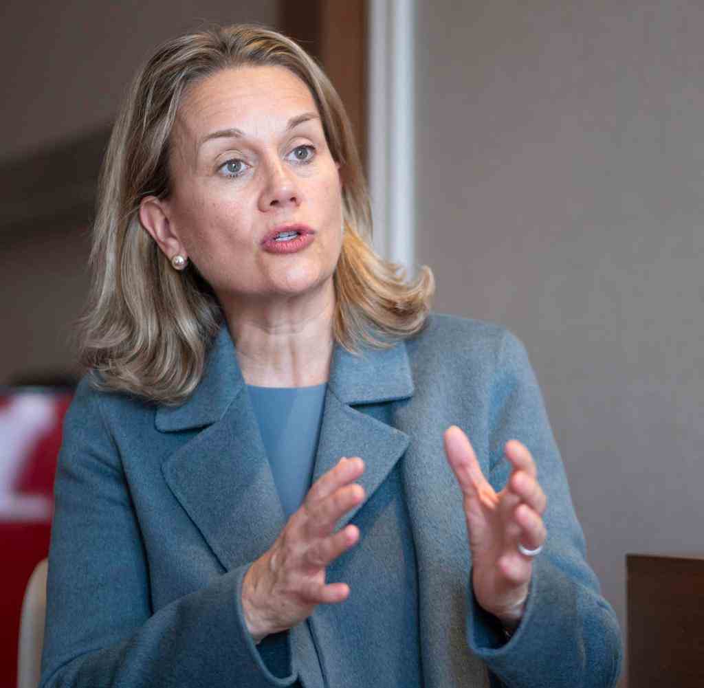 Wünscht sich noch mehr internationale Unterstützung für de Ukraine: Nato-Botschafterin Julianne Smith