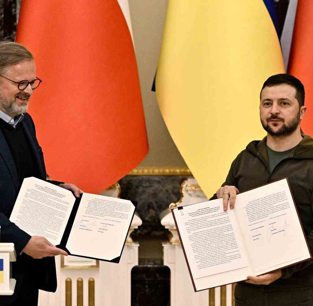 Tschechiens Premierminister Petr Fiala und Ukraines Präsident Wolodymyr Selenskyj zeigen nach einer Pressekonferenz Dokumente mit gemeinsamen Vereinbarungen