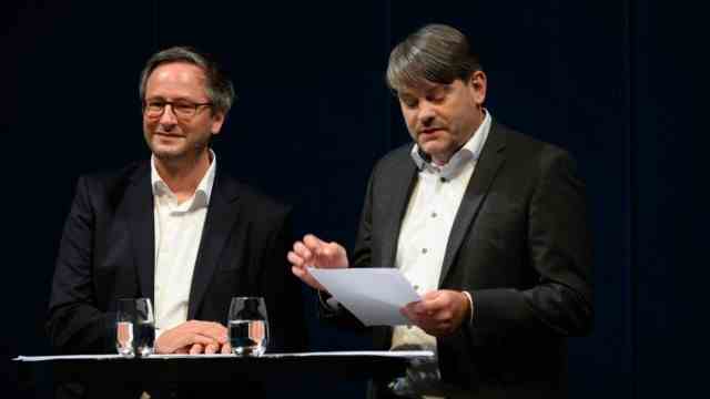 Ceremony: 50,000 letters are received by the SZ editorial team every year, the editors Roman Deininger (left) and Max Hägler read some particularly humorous articles.