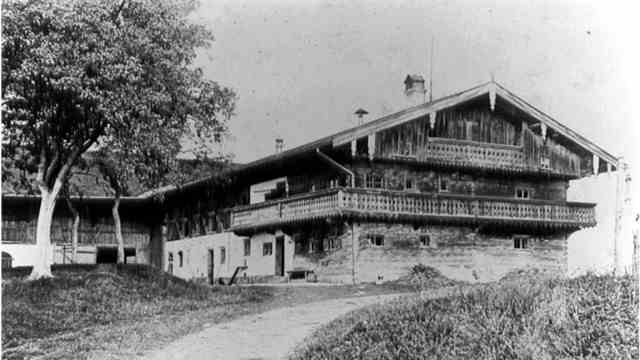 History of National Socialism: The riding stables on a photo from 1920. The building itself was built around 1600 and fell victim to the flames in 1929.
