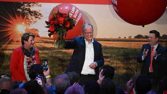 Stephan Weil (SPD) cheers on the stage at the SPD election party.  © dpa-Bildfunk Photo: Bernd von Jutrczenka