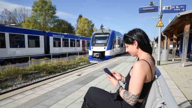 Digitization in Bad Tölz-Wolfratshausen: Internet for every mobile phone: There is a hotspot at the Lenggries train station that people like to use.