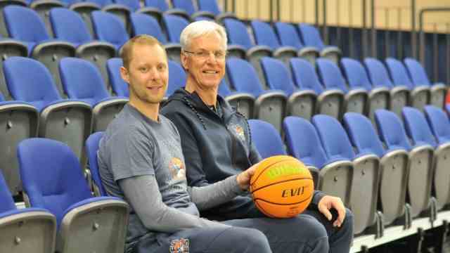 Rostock Seawolves in the basketball league: Rostock's unique selling proposition: Christian Held (left) is the head coach of the Seawolves.  Father Ralph, from whom he learned the coaching trade, his assistant.