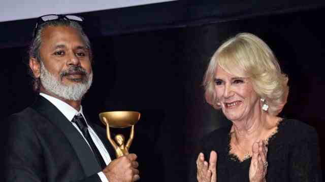 Booker Prize: Shehan Karunatilaka received the prize from the hands of King Consort Camilla.