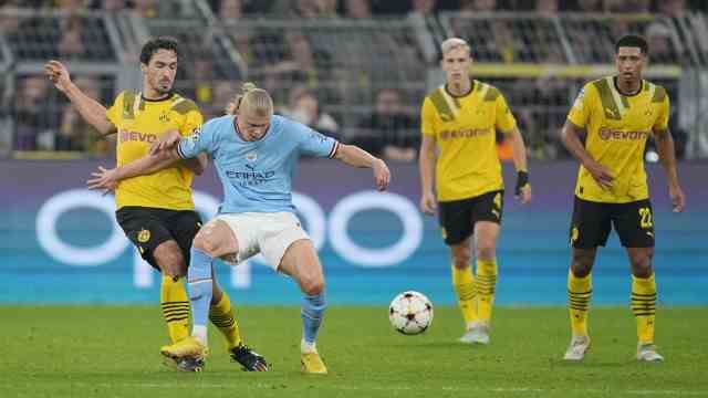 Borussia Dortmund: Had a good grip on the former teammate: Mats Hummels (left) keeps Manchester's Erling Haaland in check.