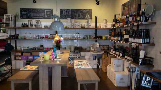 Café Tribeca in Gern: The interior looks a bit thrown together.  Oils, wines and spices are for sale on the wall shelves.