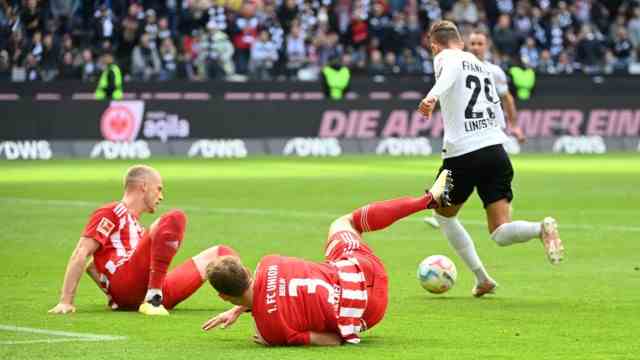 Bundesliga: Symbol for the entire game: Jesper Lindström (right) let two struggling Union defenders get out and scored the 2-0 for Eintracht Frankfurt.