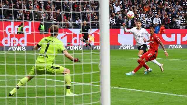 Bundesliga: Pointing goal: Jesper Lindstöm (second from right) lobbed the ball into the Leverkusen goal to make it 3-1.