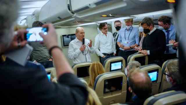 On the government plane: Very close: Federal Chancellor Olaf Scholz (SPD, center) speaks to journalists traveling in an Airbus A340 of the Luftwaffe on the return flight from Moscow to Berlin.