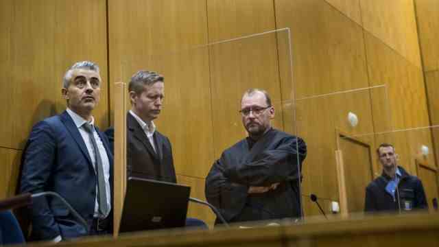 2019: January 12th, 2021: Frankfurt/Main: The main defendant Stephan Ernst (2nd from left) stands between his lawyers in the Higher Regional Court.  On January 28, 2021, the right-wing terrorist was sentenced to life imprisonment for the murder of Walter Lübcke.