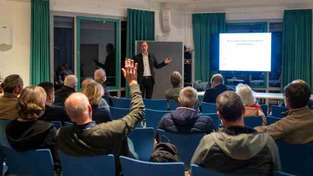 Energy transition: "wind cripple" Peter Beermann answered questions about the wind power plans in Forstenrieder Park in the community center in Pullach.