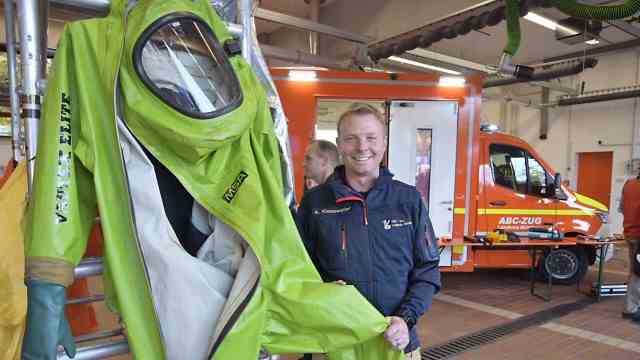 Crisis prevention: Andreas Kiesewetter is standing next to a bright green protective suit that the Munich-Land ABC train has in its equipment.