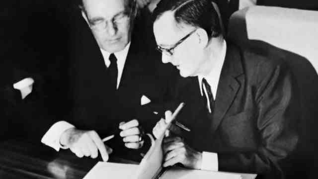Aviation: The then French Transport Minister Jean Chamant (right) and the German Federal Minister of Economics Karl Schiller signed the first joint aircraft in Le Bourget in 1969, the "A300"on the way.