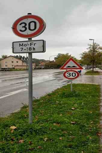 In the middle of Neuried: Two is better than one: the double speed limit on state road 2344 in Neuried.