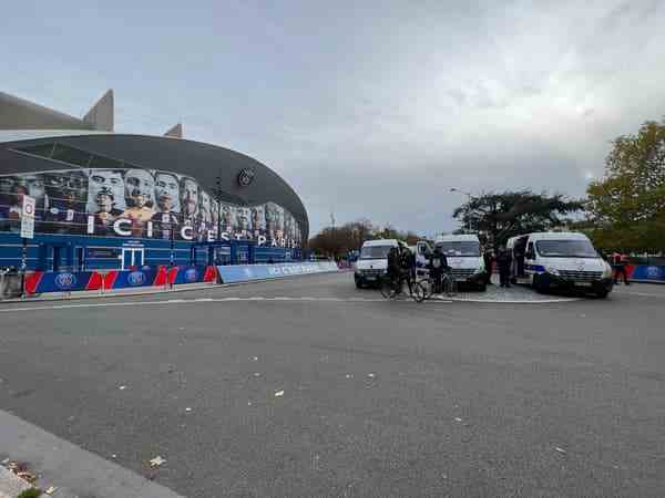 Very strong police presence around the Parc des Princes before the match against Maccabi Haifa