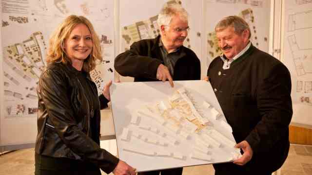 Local development in Vaterstetten: In February 2020, the draft for the northwest residential area was presented in the Vaterstetten town hall by the head of the building authority Brigitte Littke, jury chairman Hans-Peter Hebensperger-Hüther and the then mayor Georg Reitsberger.