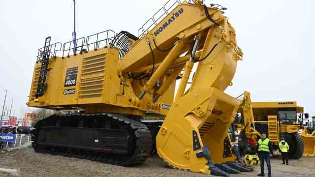 Bauma trade fair: Komatsu's electric excavators are manufactured in Düsseldorf-Benrath and shipped from there all over the world.  You have to disassemble them first.  18 low-loaders are needed to transport such a PC4000 model.