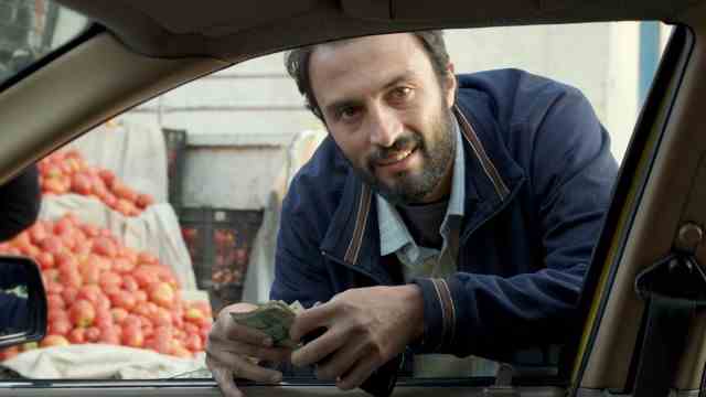 Werner Herzog Prize: Amir Jadidi in the role of Amir in the film "A Hero" desperately trying to pay off his debts.