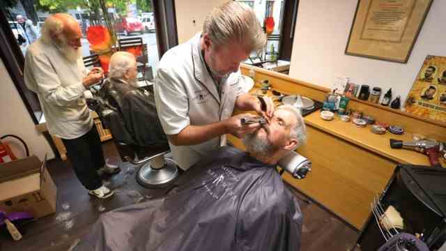 Passion Play in Oberammergau: Two participants in the Passion Play have their hair and beard cut in a hairdressing salon.  Since Ash Wednesday 2021, following tradition, the participants have had a hairdressing ban - with the exception of the Romans.