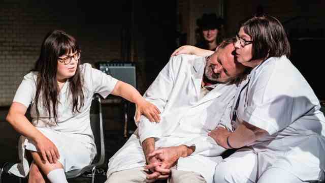 Theater Rambazamba Berlin: In the closed one you need strong nerves: Nele Winkler, Norbert Stöß and Franziska Kleinert as psychiatric clinic staff in "One flew over the cuckoo's nest".