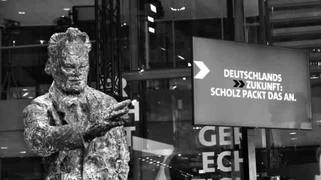 The political book: An election evening to Willy Brandt's taste: Statue of the former chairman and SPD chancellor on September 26, 2021.