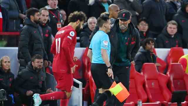 Premier League: Jürgen Klopp (right) in a duel with the linesman – the Liverpool coach sees the red card for it.