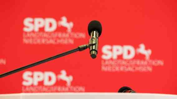 A microphone is in a room of the SPD parliamentary group.  © dpa Photo: Friso Gentsch