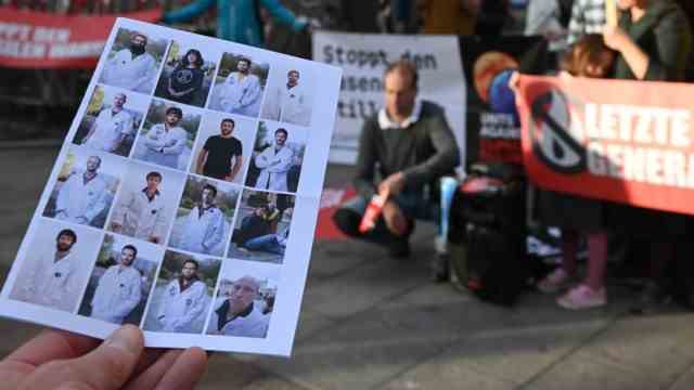 Vigil at Marienplatz: 13 of the 15 members of the activist group "Scientists' Rebellion" remain in custody until next Friday, two will be released this Tuesday and Wednesday.