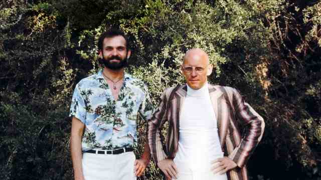 Simeon Wade: "Foucault in California": "What do you think of American television?" - "A single moral sermon!" - Author and tour guide Simeon Wade (left) in 1975 with Foucault.