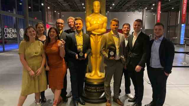 Student Academy Awards in Los Angeles: Beaming winners from Munich: Nils Keller (to the left of the Oscar statue), Welf Reinhart (to the right of the statue) and their teams after the award ceremony in Los Angeles.