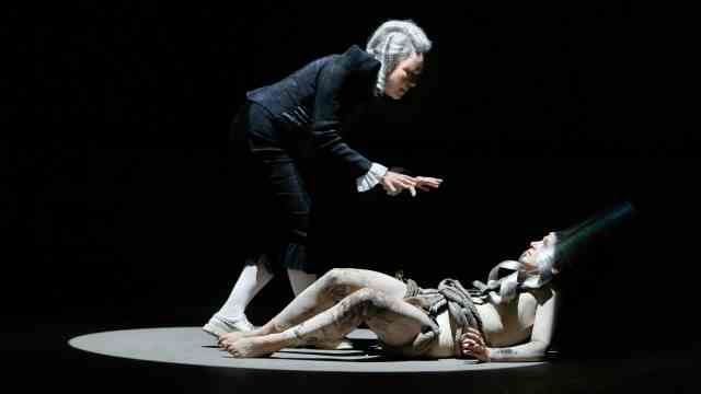 Munich Residence Theater: "my creature": The governor of the tower Julian (Katja Jung) uses the imprisoned Sigismund (Lisa Stiegler) for his own political ends.