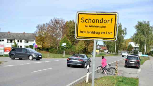 Traffic planning: A traffic circle could be built at the entrance to Schondorf.  The roundabout would slow down car or truck drivers.