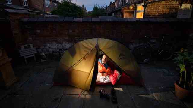Travelogue: Stephan Orth has found accommodation for the night in Manchester.  In the open air, of course.