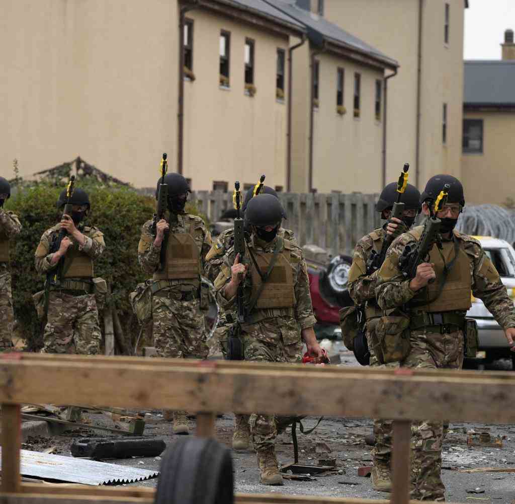 Ukrainische Soldaten beim Training auf einer britischen Militärbasis. Bald soll das auch in Deutschland stattfinden