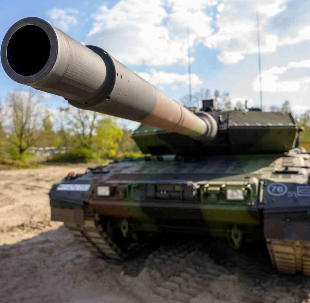 Leopard 2 A7V auf dem Übungsplatz. Generalunternehmer Krauss-Maffei Wegmann (KMW) diskutiert eine Verlagerung der Panzerproduktion