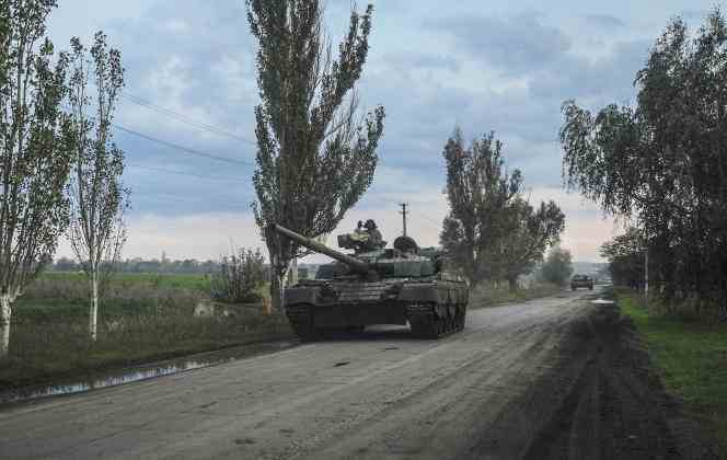 Ukrainian soldiers drive a tank towards Siversk, near Lyman (Ukraine), on October 1, 2022.