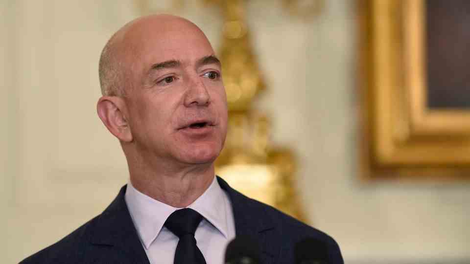Jeff Bezos: The Amazon founder has lost more than $100 billion since his fortune peaked.  In July 2021 it was worth 214 billion dollars, currently it is only around 111 billion.
