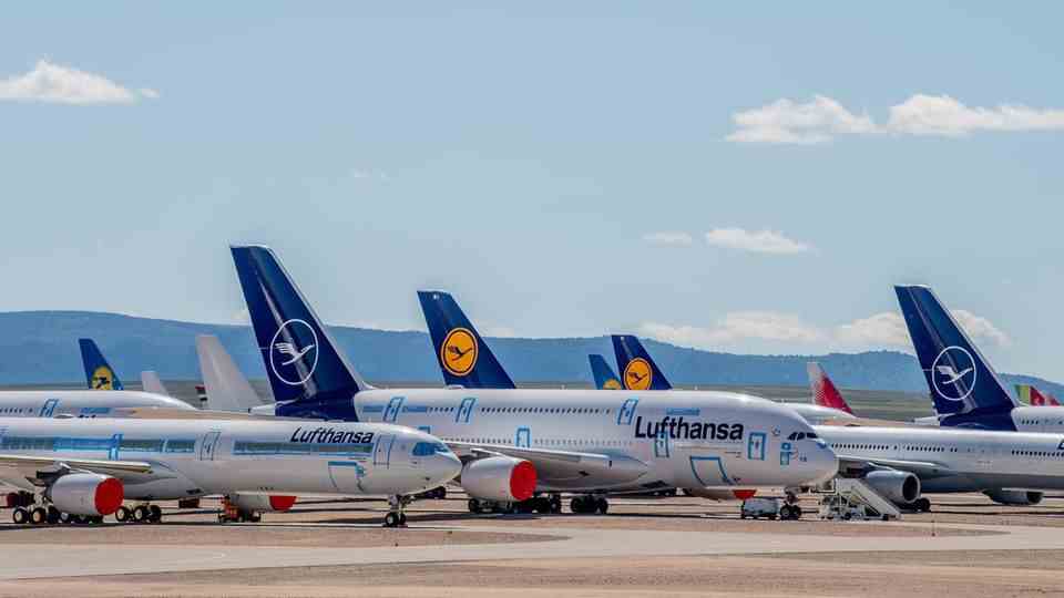 Image 1 of 12 of the photo series to click: Parked in the dry climate of Aragon in Teruel, Spain: Seven Airbus A380s from Lufthansa alone are parked here "in the interim"