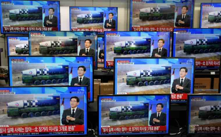 Television screens show a program dedicated to North Korean missiles, on November 3, 2022 in Seoul (AFP / Jung Yeon-je)