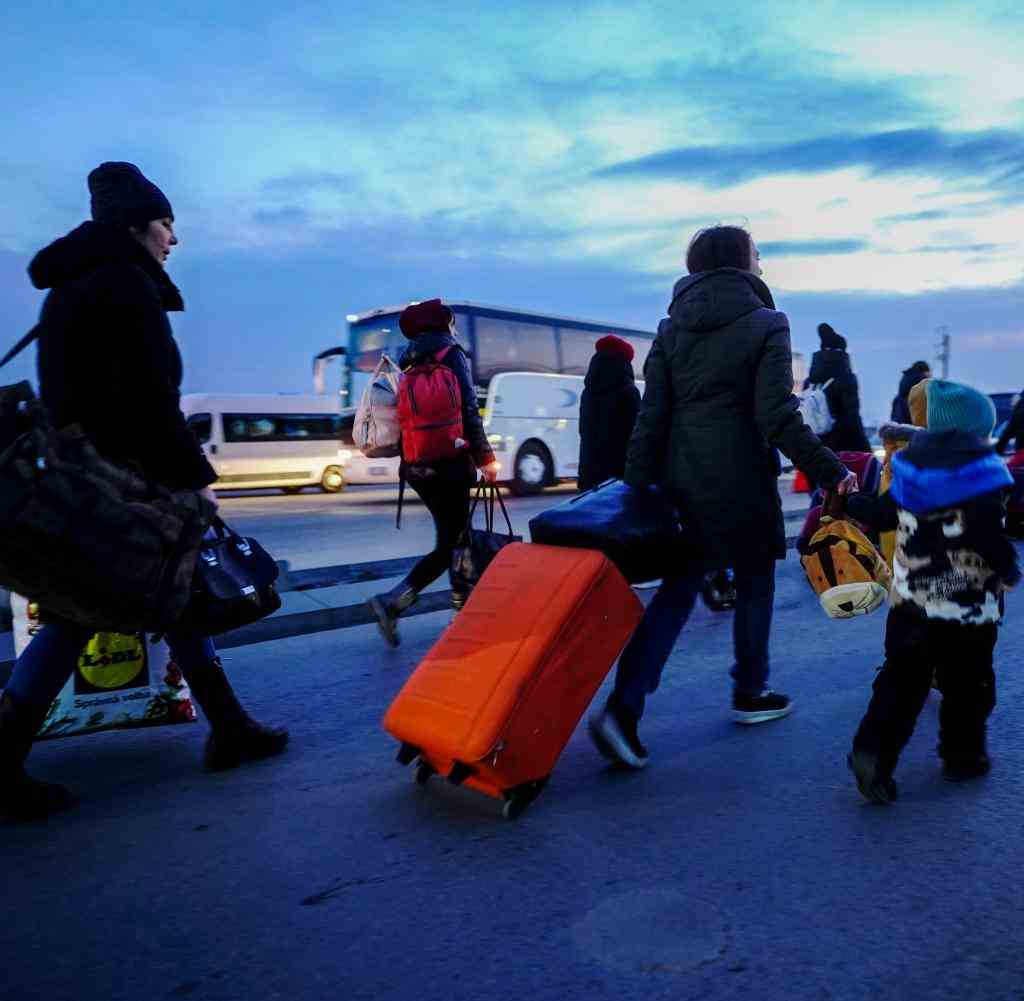 Geflüchtete kommen über die ukrainsch-polnische Grenze in Medyka