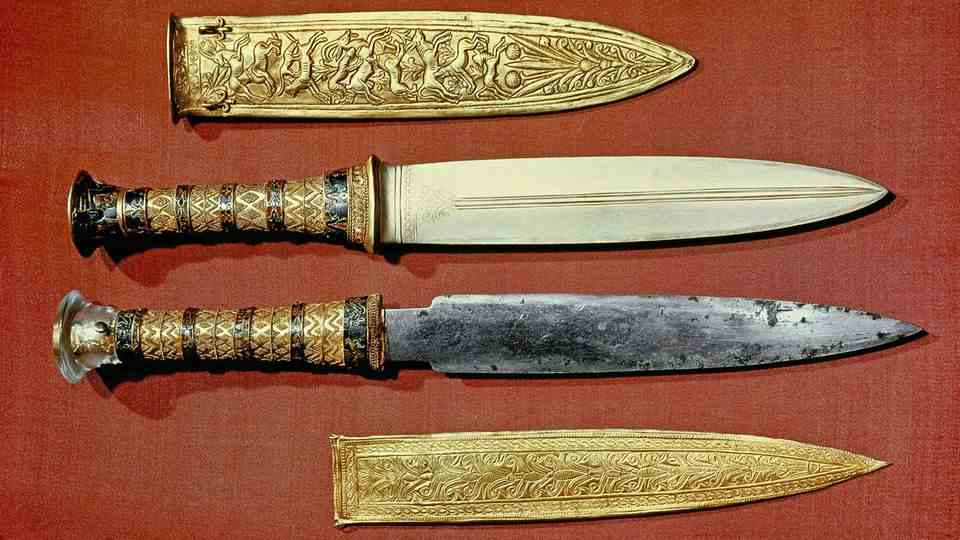 Tutankhamun's daggers