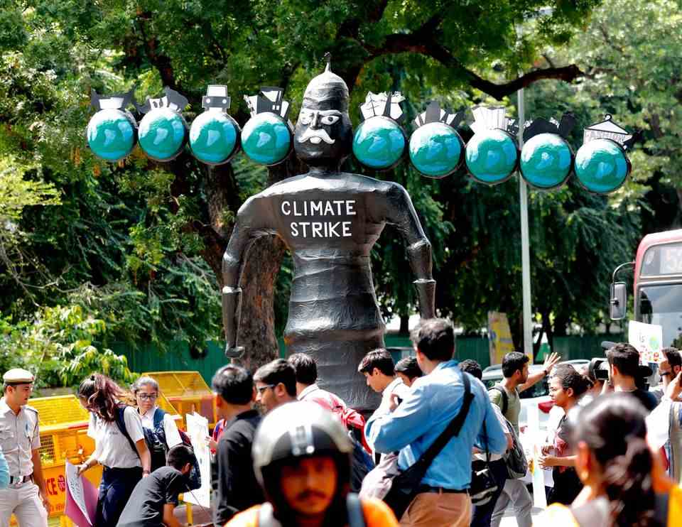 India, New Delhi: Demonstrators gather with a figure of the demon god Ravana, the a "environmental monster" to represent before the Ministry of Housing and Urban Development